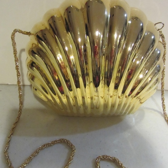 vintage Handbags - Vintage gold shell / clam  shape purse
